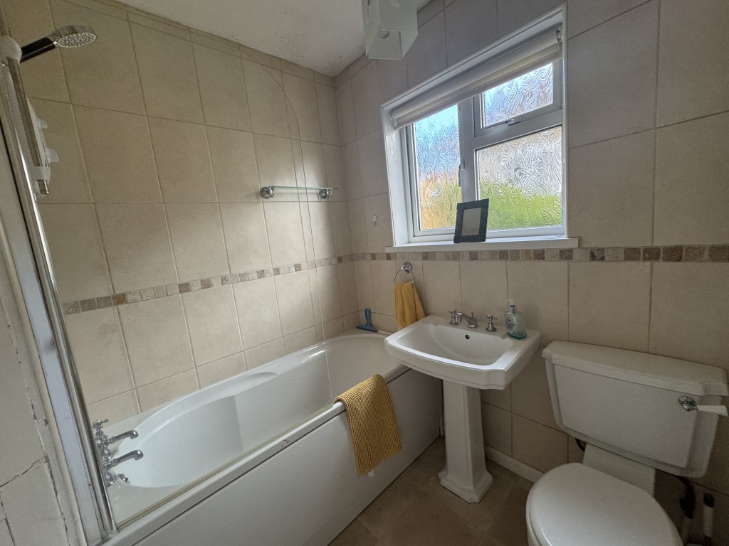 Lot: 93 - SEMI-DETACHED BUNGALOW IN QUIET CUL-DE-SAC - Bathroom